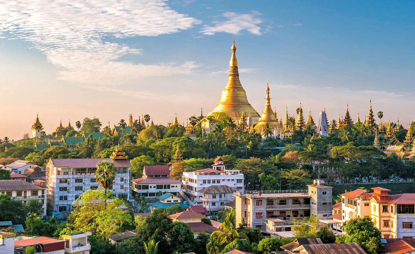 ヤンゴンのシュエダゴン・パゴダと街並み